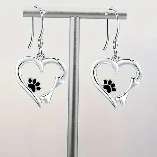 Yaritza™ – Pendientes de Plata con Diseño de Huella y Corazón